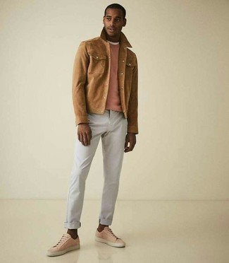 30 Jährige: Outfits Herren 2022: Kombinieren Sie eine braune Shirtjacke aus Wildleder mit einer grauen Chinohose, um einen modischen Freizeitlook zu kreieren. Rosa Wildleder niedrige Sneakers leihen Originalität zu einem klassischen Look.