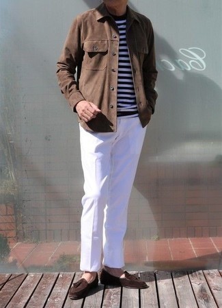 50 Jährige: Dunkelbraune Jacke kombinieren – 200 Smart-Casual Herren Outfits: Kombinieren Sie eine dunkelbraune Jacke mit einer weißen Chinohose für Ihren Bürojob. Fühlen Sie sich mutig? Vervollständigen Sie Ihr Outfit mit dunkelbraunen Wildleder Slippern mit Quasten.