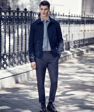 Graue Krawatte kombinieren – 500+ Herren Outfits: Kombinieren Sie eine dunkelblaue Wollshirtjacke mit einer grauen Krawatte für eine klassischen und verfeinerte Silhouette. Dunkelrote Leder Derby Schuhe sind eine perfekte Wahl, um dieses Outfit zu vervollständigen.