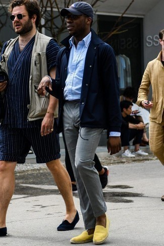 30 Jährige: Welche Anzughosen mit dunkelblauer Shirtjacke zu tragen – 55 Herren Outfits: Kombinieren Sie eine dunkelblaue Shirtjacke mit einer Anzughose für einen stilvollen, eleganten Look. Gelbe Segeltuch Espadrilles leihen Originalität zu einem klassischen Look.
