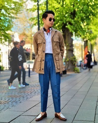 Welche Slipper mit beige Shirtjacke zu tragen – 89 Herren Outfits warm Wetter: Tragen Sie eine beige Shirtjacke und eine blaue Anzughose für einen stilvollen, eleganten Look. Slipper sind eine ideale Wahl, um dieses Outfit zu vervollständigen.
