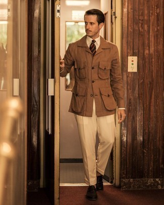Beige Shirtjacke kombinieren – 30 Elegante Herren Outfits: Kombinieren Sie eine beige Shirtjacke mit einer hellbeige Anzughose für einen stilvollen, eleganten Look. Vervollständigen Sie Ihr Look mit schwarzen Leder Slippern.