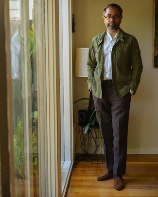 50 Jährige: Hose kombinieren – 89 Elegante Frühling Herren Outfits: Vereinigen Sie eine olivgrüne Shirtjacke mit einer Hose, um vor Klasse und Perfektion zu strotzen. Fühlen Sie sich mutig? Entscheiden Sie sich für braunen Wildleder Slipper. Ein schöner Frühlings-Look.