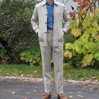 Welche Slipper mit beige Shirtjacke zu tragen – 89 Herren Outfits warm Wetter: Kombinieren Sie eine beige Shirtjacke mit einer hellbeige Anzughose für eine klassischen und verfeinerte Silhouette. Slipper sind eine perfekte Wahl, um dieses Outfit zu vervollständigen.