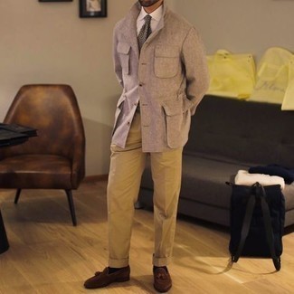 Welche Slipper mit beige Anzughose zu tragen – 500+ Elegante Herren Outfits: Tragen Sie eine hellbeige Shirtjacke und eine beige Anzughose für eine klassischen und verfeinerte Silhouette. Komplettieren Sie Ihr Outfit mit Slippern.