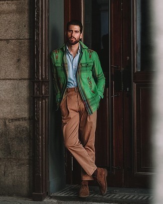 grüne bedruckte Shirtjacke, hellblaues Chambray Businesshemd, rotbraune Anzughose, braune Chukka-Stiefel aus Wildleder für Herren