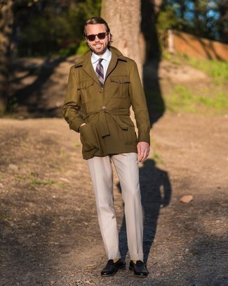 Welche Slipper mit hellbeige Anzughose zu tragen – 500+ Elegante Herren Outfits warm Wetter: Kombinieren Sie eine olivgrüne Shirtjacke mit einer hellbeige Anzughose für einen stilvollen, eleganten Look. Slipper sind eine perfekte Wahl, um dieses Outfit zu vervollständigen.