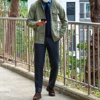 30 Jährige: Braune Chukka-Stiefel aus Wildleder kombinieren – 75 Elegante Herren Outfits: Vereinigen Sie eine mintgrüne Shirtjacke mit einer dunkelgrauen Anzughose für einen stilvollen, eleganten Look. Machen Sie diese Aufmachung leger mit braunen Chukka-Stiefeln aus Wildleder.