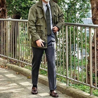 30 Jährige: Olivgrüne Shirtjacke kombinieren – 14 Elegante Frühling Herren Outfits: Erwägen Sie das Tragen von einer olivgrünen Shirtjacke und einer dunkelgrauen Anzughose für einen stilvollen, eleganten Look. Braune Leder Slipper mit Quasten sind eine perfekte Wahl, um dieses Outfit zu vervollständigen. Schon mal so einen stylischen Übergangs-Look gesehen?