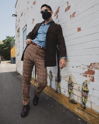 Senf Anzughose kombinieren – 45 Herren Outfits: Vereinigen Sie eine dunkelbraune Shirtjacke mit einer senf Anzughose für eine klassischen und verfeinerte Silhouette. Dunkelbraune Leder Oxford Schuhe sind eine ideale Wahl, um dieses Outfit zu vervollständigen.