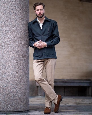 Braune Wildleder Slipper kombinieren – 500+ Herren Outfits: Kombinieren Sie eine dunkelblaue Shirtjacke mit einer beige Anzughose für eine klassischen und verfeinerte Silhouette. Braune Wildleder Slipper sind eine perfekte Wahl, um dieses Outfit zu vervollständigen.