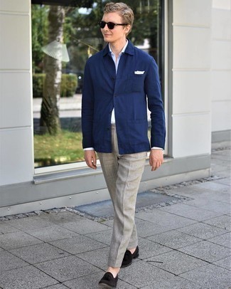 Dunkelblaue Shirtjacke kombinieren – 500+ Frühling Herren Outfits: Erwägen Sie das Tragen von einer dunkelblauen Shirtjacke und einer grauen Anzughose für eine klassischen und verfeinerte Silhouette. Ergänzen Sie Ihr Look mit dunkelbraunen Wildleder Slippern mit Quasten. Ein trendiges Übergangs-Outfit.