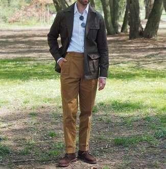 Elegante Frühling Outfits Herren 2024: Paaren Sie eine dunkelgrüne Shirtjacke mit einer rotbraunen Anzughose für eine klassischen und verfeinerte Silhouette. Dunkelbraune Wildleder Brogues sind eine gute Wahl, um dieses Outfit zu vervollständigen. So einfach kann ein cooler Übergangs-Look sein.