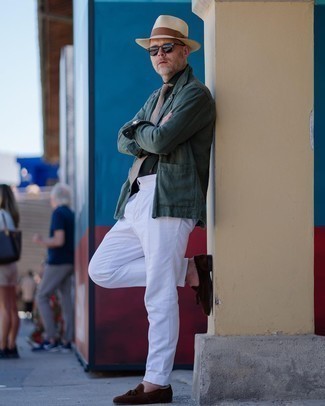 Wie Anzughose mit Slipper mit Quasten zu kombinieren – 500+ Herren Outfits warm Wetter: Vereinigen Sie eine dunkelgrüne Shirtjacke mit einer Anzughose für einen stilvollen, eleganten Look. Slipper mit Quasten sind eine kluge Wahl, um dieses Outfit zu vervollständigen.