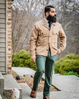 Welche Shirtjacken mit olivgrüner Anzughose zu tragen – 11 Herbst Herren Outfits: Tragen Sie eine Shirtjacke und eine olivgrüne Anzughose für eine klassischen und verfeinerte Silhouette. Dunkelbraune Leder Derby Schuhe sind eine gute Wahl, um dieses Outfit zu vervollständigen. Dieser Look eignet sich perfekt für die Übergangszeit.