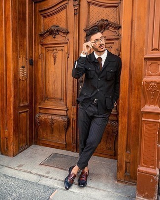 Braune Krawatte kombinieren – 500+ Herren Outfits: Entscheiden Sie sich für eine schwarze Shirtjacke und eine braune Krawatte für eine klassischen und verfeinerte Silhouette. Dieses Outfit passt hervorragend zusammen mit dunkelroten Leder Slippern mit Fransen.