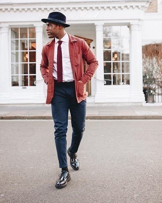30 Jährige: Dunkelrote Krawatte kombinieren – 109 Frühling Herren Outfits: Entscheiden Sie sich für einen klassischen Stil in einer roten Shirtjacke und einer dunkelroten Krawatte. Schwarze Leder Derby Schuhe fügen sich nahtlos in einer Vielzahl von Outfits ein. Das Outfit ist einfach mega und passt toll zum Frühling.