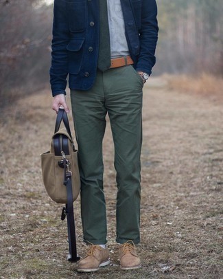 Beige Segeltuch Aktentasche kombinieren – 77 Herren Outfits: Eine dunkelblaue Wollshirtjacke und eine beige Segeltuch Aktentasche vermitteln eine sorglose und entspannte Atmosphäre. Fühlen Sie sich ideenreich? Wählen Sie beige Wildleder Derby Schuhe.