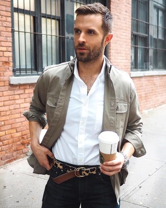 Braunen Ledergürtel mit Leopardenmuster kombinieren – 2 Herren Outfits: Kombinieren Sie eine graue Shirtjacke mit einem braunen Ledergürtel mit Leopardenmuster für einen entspannten Wochenend-Look.