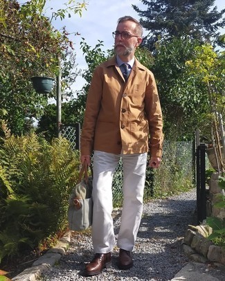 50 Jährige: Outfits Herren 2024: Kombinieren Sie eine beige Shirtjacke mit weißen Jeans, um einen lockeren, aber dennoch stylischen Look zu erhalten. Eine dunkelbraune Lederfreizeitstiefel sind eine perfekte Wahl, um dieses Outfit zu vervollständigen.
