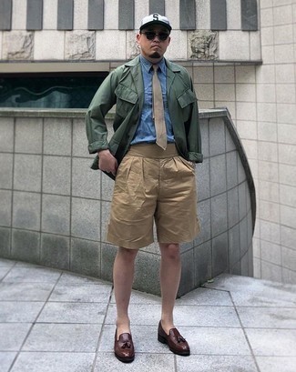 Dunkelbraune Leder Slipper mit Quasten kombinieren – 500+ Herren Outfits: Paaren Sie eine dunkelgrüne Shirtjacke mit beige Shorts für ein großartiges Wochenend-Outfit. Wählen Sie dunkelbraunen Leder Slipper mit Quasten, um Ihr Modebewusstsein zu zeigen.
