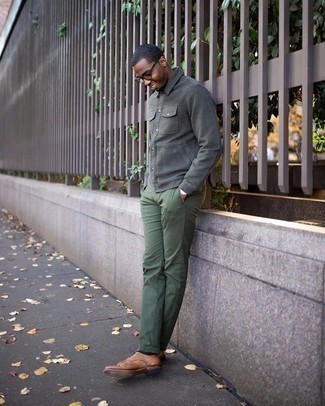 Beige Leder Brogues kombinieren – 72 Herren Outfits: Kombinieren Sie eine graue Shirtjacke mit einer olivgrünen Chinohose für Ihren Bürojob. Putzen Sie Ihr Outfit mit beige Leder Brogues.