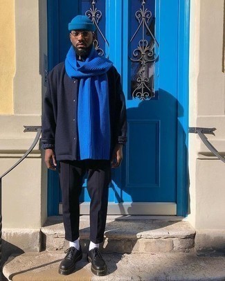 30 Jährige: Blauen Schal kombinieren – 244 Smart-Casual Herren Outfits: Kombinieren Sie eine dunkelblaue Wollshirtjacke mit einem blauen Schal für einen entspannten Wochenend-Look. Fühlen Sie sich mutig? Entscheiden Sie sich für schwarzen klobigen Leder Derby Schuhe.