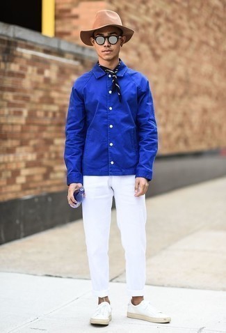 Hellbeige Wollhut kombinieren – 404 Herren Outfits: Eine blaue Shirtjacke und ein hellbeige Wollhut sind das Outfit Ihrer Wahl für faule Tage. Fühlen Sie sich ideenreich? Vervollständigen Sie Ihr Outfit mit weißen Leder niedrigen Sneakers.