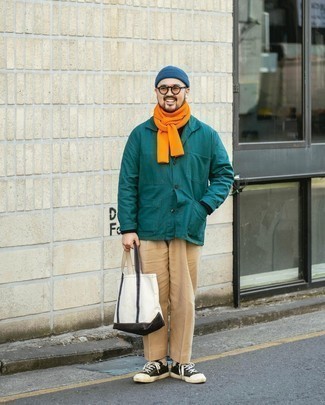Senf Schal kombinieren – 77 Herren Outfits: Eine dunkelgrüne Shirtjacke und ein senf Schal sind eine gute Outfit-Formel für Ihre Sammlung. Fühlen Sie sich mutig? Entscheiden Sie sich für dunkelgrünen Segeltuch niedrige Sneakers.