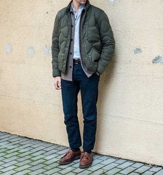 Braune Chukka-Stiefel kombinieren – 1200+ Herren Outfits: Entscheiden Sie sich für eine graue Wollshirtjacke und dunkelblauen Jeans für ein bequemes Outfit, das außerdem gut zusammen passt. Braune Chukka-Stiefel sind eine großartige Wahl, um dieses Outfit zu vervollständigen.
