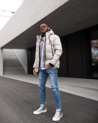 Welche Daunenjacken mit grauer hoher Sneakers zu tragen – 1 Lässige Herren Outfits kühl Wetter: Eine Daunenjacke und blaue enge Jeans mit Destroyed-Effekten sind eine großartige Outfit-Formel für Ihre Sammlung. Vervollständigen Sie Ihr Look mit grauen hohen Sneakers.