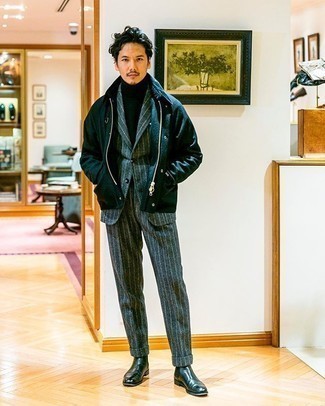 Dunkelgrauen Wollanzug kombinieren – 195 Herbst Herren Outfits: Kombinieren Sie einen dunkelgrauen Wollanzug mit einer dunkelblauen Shirtjacke für einen stilvollen, eleganten Look. Dunkelblaue Chelsea Boots aus Leder sind eine ideale Wahl, um dieses Outfit zu vervollständigen. Ein toller Look für den Herbst.