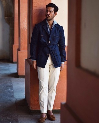 Dunkelblaue Shirtjacke kombinieren – 25 Elegante Herren Outfits: Kombinieren Sie eine dunkelblaue Shirtjacke mit einer weißen Anzughose für einen stilvollen, eleganten Look. Braune Wildleder Slipper mit Quasten sind eine perfekte Wahl, um dieses Outfit zu vervollständigen.