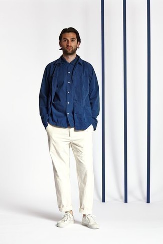 Dunkelblaue Shirtjacke kombinieren – 500+ Frühling Herren Outfits: Kombinieren Sie eine dunkelblaue Shirtjacke mit einer weißen Chinohose, wenn Sie einen gepflegten und stylischen Look wollen. Fühlen Sie sich mutig? Wählen Sie weißen Segeltuch niedrige Sneakers. So einfach kann ein trendiger Übergangs-Look sein.