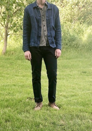 Wie schwarze Jeans mit beige Schuhe zu kombinieren – 362 Herren Outfits: Kombinieren Sie eine dunkelblaue Shirtjacke mit schwarzen Jeans, um einen lockeren, aber dennoch stylischen Look zu erhalten. Ergänzen Sie Ihr Look mit einer beige Wildlederfreizeitstiefeln.