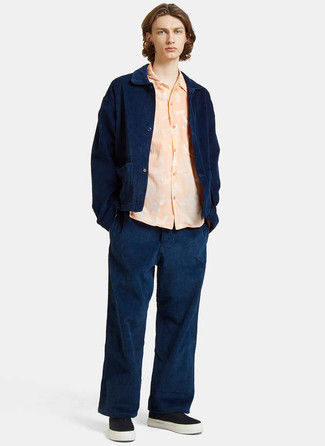 Orange Kurzarmhemd kombinieren – 203 Herren Outfits: Kombinieren Sie ein orange Kurzarmhemd mit einer dunkelblauen Cord Chinohose für einen bequemen Alltags-Look. Ergänzen Sie Ihr Look mit schwarzen Segeltuch niedrigen Sneakers.