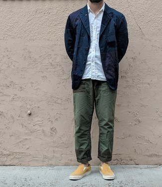 Welche Slip-On Sneakers mit dunkelgrüner Chinohose zu tragen – 11 Smart-Casual Herren Outfits: Kombinieren Sie eine dunkelblaue Shirtjacke mit einer dunkelgrünen Chinohose für Drinks nach der Arbeit. Fühlen Sie sich ideenreich? Entscheiden Sie sich für Slip-On Sneakers.