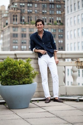 Dunkelblaue Shirtjacke kombinieren – 500+ Herren Outfits: Kombinieren Sie eine dunkelblaue Shirtjacke mit weißen Jeans für ein sonntägliches Mittagessen mit Freunden. Fügen Sie dunkelbraunen Leder Slipper mit Quasten für ein unmittelbares Style-Upgrade zu Ihrem Look hinzu.