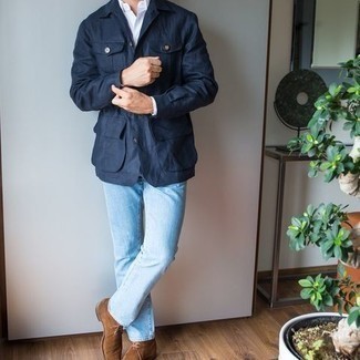 30 Jährige: Welche Chukka-Stiefel mit dunkelblauer Shirtjacke zu tragen – 41 Smart-Casual Herren Outfits: Kombinieren Sie eine dunkelblaue Shirtjacke mit hellblauen Jeans für ein Alltagsoutfit, das Charakter und Persönlichkeit ausstrahlt. Chukka-Stiefel sind eine gute Wahl, um dieses Outfit zu vervollständigen.