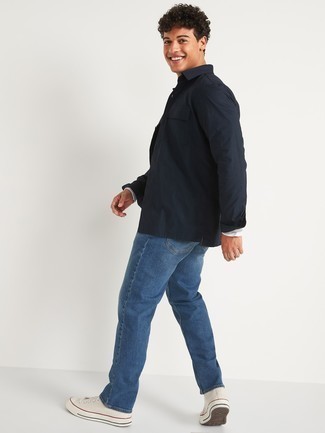 20 Jährige: Jeans kombinieren – 500+ Herren Outfits: Kombinieren Sie eine dunkelblaue Shirtjacke mit Jeans, um einen lockeren, aber dennoch stylischen Look zu erhalten. Wenn Sie nicht durch und durch formal auftreten möchten, entscheiden Sie sich für weißen hohe Sneakers aus Segeltuch.