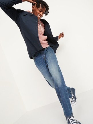 dunkelblaue Shirtjacke, rosa Pullover mit einem Kapuze, blaue Jeans, dunkelblaue und weiße hohe Sneakers aus Segeltuch für Herren