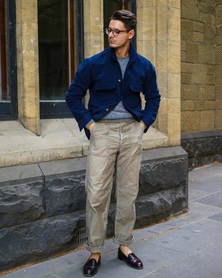 Dunkelblaue Shirtjacke kombinieren – 500+ Frühling Herren Outfits: Kombinieren Sie eine dunkelblaue Shirtjacke mit einer grauen Chinohose, um einen eleganten, aber nicht zu festlichen Look zu kreieren. Dunkelrote Leder Slipper bringen Eleganz zu einem ansonsten schlichten Look. Schon haben wir ein cooler Look in der Übergangszeit.