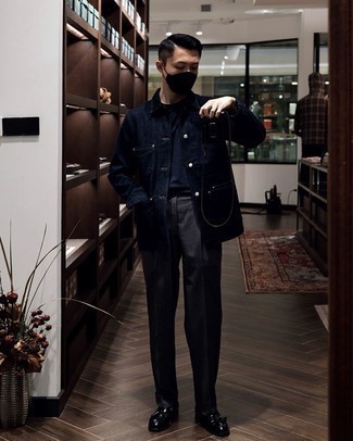 Dunkelblaue Shirtjacke kombinieren – 500+ Smart-Casual Herren Outfits: Erwägen Sie das Tragen von einer dunkelblauen Shirtjacke und einer dunkelgrauen Anzughose für eine klassischen und verfeinerte Silhouette. Schwarze Leder Slipper mit Quasten sind eine perfekte Wahl, um dieses Outfit zu vervollständigen.