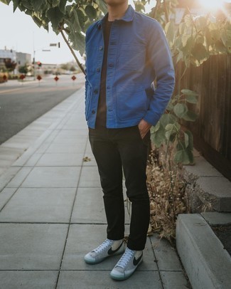 Blaue Shirtjacke kombinieren – 500+ Herren Outfits: Entscheiden Sie sich für eine blaue Shirtjacke und eine schwarze Chinohose, um einen modischen Freizeitlook zu kreieren. Wenn Sie nicht durch und durch formal auftreten möchten, vervollständigen Sie Ihr Outfit mit grauen hohen Sneakers aus Segeltuch.