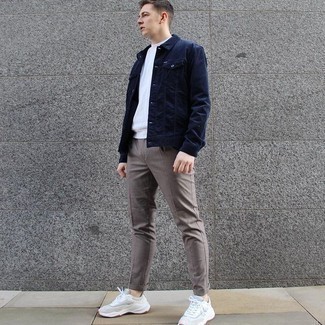 Braune Chinohose kombinieren – 500+ Herren Outfits: Kombinieren Sie eine dunkelblaue Shirtjacke aus Cord mit einer braunen Chinohose, wenn Sie einen gepflegten und stylischen Look wollen. Wählen Sie die legere Option mit grauen Sportschuhen.