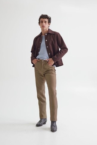 Dunkelbraune Shirtjacke kombinieren – 500+ Herren Outfits: Entscheiden Sie sich für eine dunkelbraune Shirtjacke und braunen vertikal gestreiften Jeans für einen bequemen Alltags-Look. Heben Sie dieses Ensemble mit dunkelgrauen Chelsea Boots aus Leder hervor.