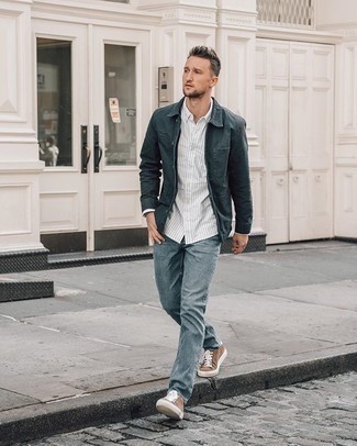 Graue Shirtjacke kombinieren – 355 Herren Outfits: Kombinieren Sie eine graue Shirtjacke mit grauen Jeans, um einen lockeren, aber dennoch stylischen Look zu erhalten. Wenn Sie nicht durch und durch formal auftreten möchten, vervollständigen Sie Ihr Outfit mit braunen Segeltuch niedrigen Sneakers.