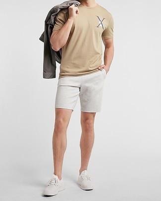 dunkelgraue Shirtjacke, beige bedrucktes T-Shirt mit einem Rundhalsausschnitt, graue Sportshorts, weiße Sportschuhe für Herren