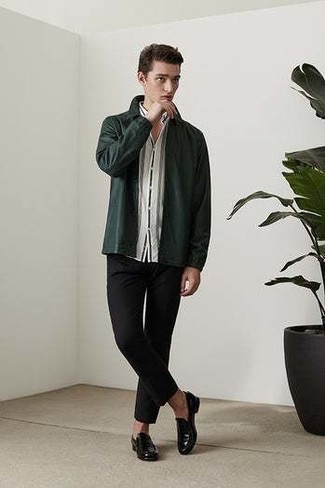 Schwarze Chinohose kombinieren – 500+ Smart-Casual Herren Outfits: Vereinigen Sie eine dunkelgrüne Shirtjacke mit einer schwarzen Chinohose, um einen modischen Freizeitlook zu kreieren. Fühlen Sie sich mutig? Entscheiden Sie sich für schwarzen Leder Slipper.