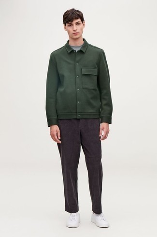 Dunkelgrüne Jacke kombinieren – 500+ Herren Outfits: Entscheiden Sie sich für eine dunkelgrüne Jacke und eine violette Chinohose für einen für die Arbeit geeigneten Look. Fühlen Sie sich mutig? Vervollständigen Sie Ihr Outfit mit weißen Segeltuch niedrigen Sneakers.